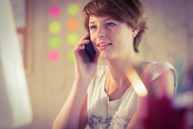 Donna di affari casuale che ha una telefonata