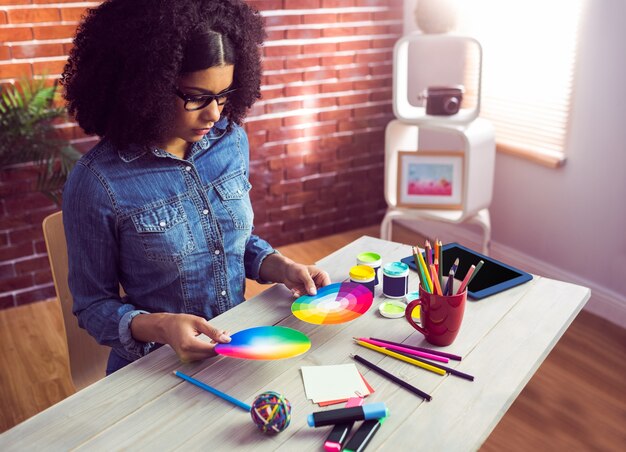 Donna di affari casuale che tiene una ruota dei due colori