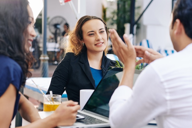 Donna di affari che ascolta le idee del collega