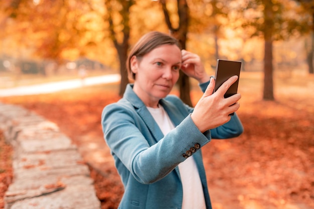 Donna di affari che fa selfie con lo smartphone