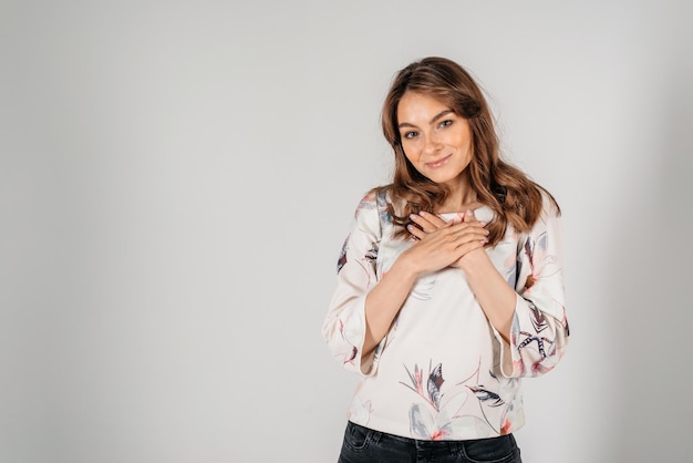 Donna di affari che guarda alla macchina fotografica isolata su priorità bassa bianca