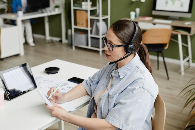 Donna di affari che ha chiamata online con il cliente