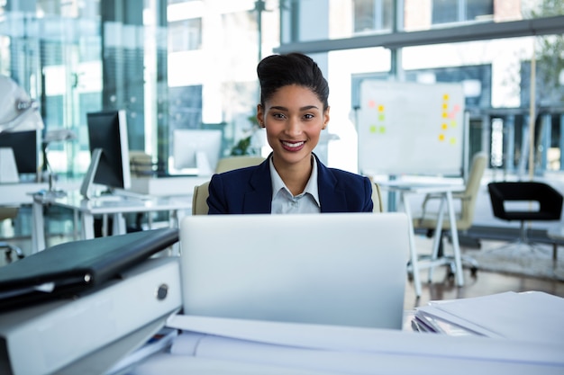 Donna di affari che lavora al computer portatile nell'ufficio