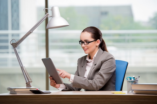 Donna di affari che lavora al computer tablet