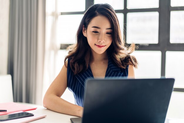 Donna di affari che lavora con il computer portatile