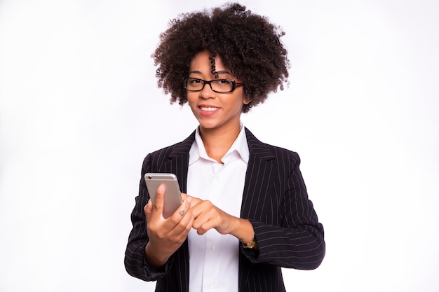 donna di affari che per mezzo dello smartphone isolato su fondo bianco