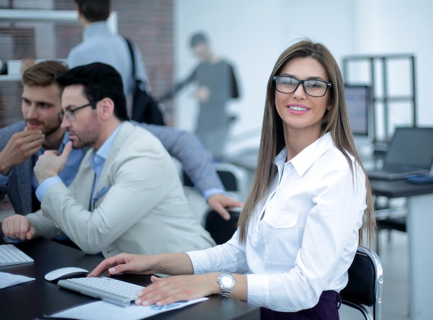 Donna di affari che si siede alla foto della scrivania dell'ufficio con lo spazio della copia