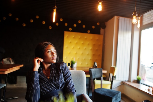 Donna di affari che si siede alla tavola in caffè