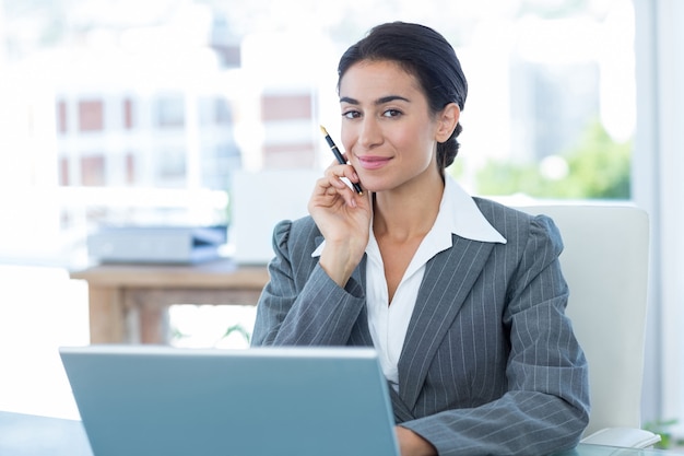 Donna di affari che utilizza computer portatile in un ufficio