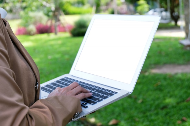 Donna di affari che utilizza laptop computer.works in linea sul computer portatile che mano sulla tastiera.