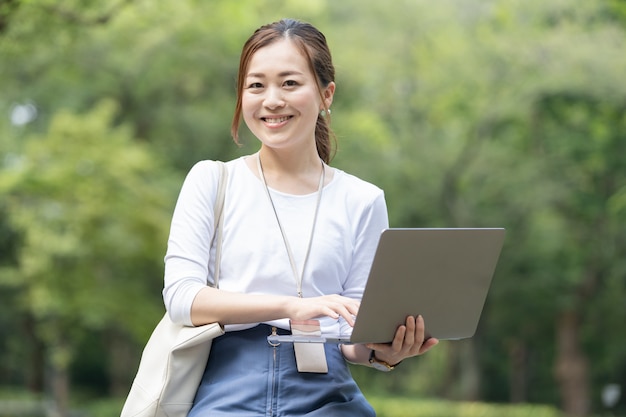 Donna di affari con il computer portatile all'aperto