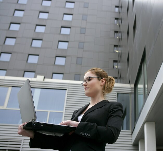 Donna di affari con il computer portatile sulla città