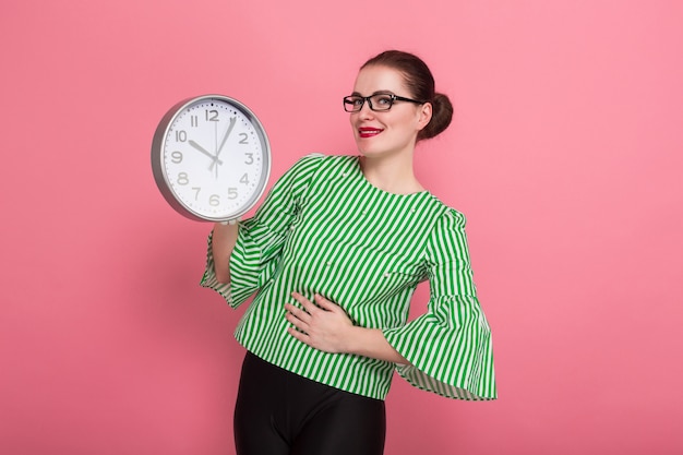 Donna di affari con il panino e gli orologi dei capelli