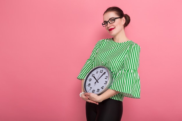 Donna di affari con il panino e gli orologi dei capelli