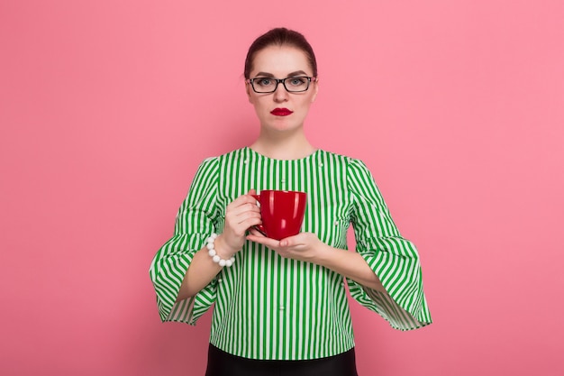 Donna di affari con il panino e la tazza dei capelli