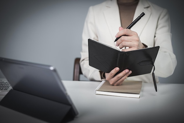 Donna di affari corporativa che lavora alla scrivania dell'ufficio sta lavorando con un computer portatile e si connette