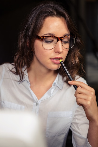 Donna di affari creativa che pensa al lavoro