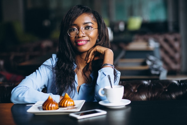 Donna di affari dell&#39;afroamericano che si siede in un caffè