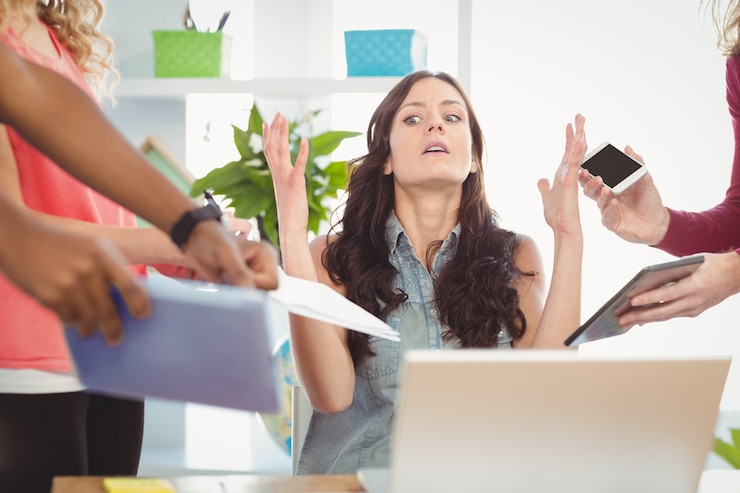 Foto donna di affari depressa che gesturing mentre sedendosi allo scrittorio