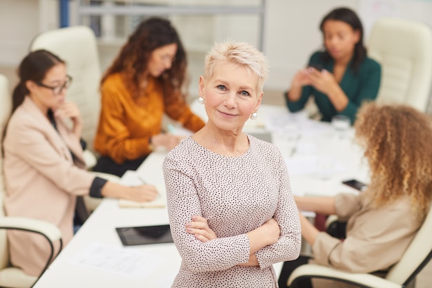 Donna di affari matura sicura con le braccia attraversate