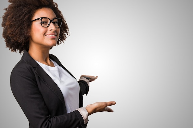 donna di affari nera facendo il gesto di benvenuto