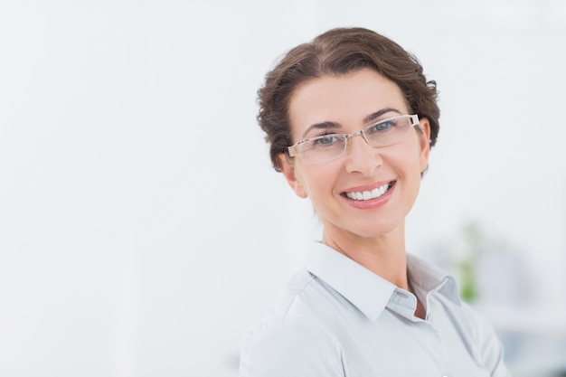 Donna di affari sorridente che guarda l&#39;obbiettivo