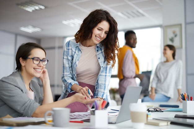 Donna di affari sorridente che lavora nell'ufficio