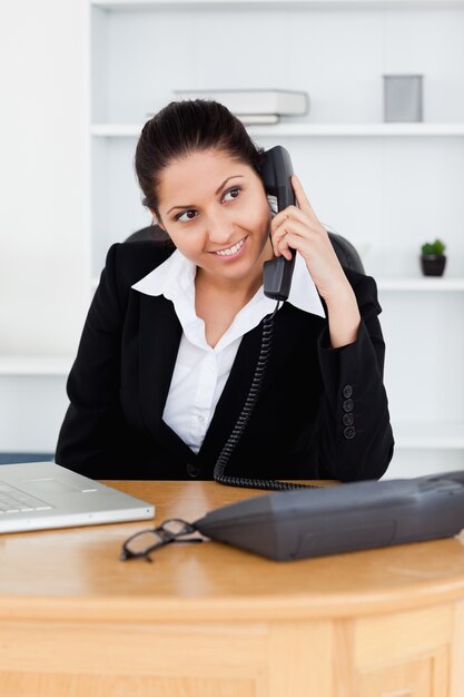 Donna di affari sorridente che telefona