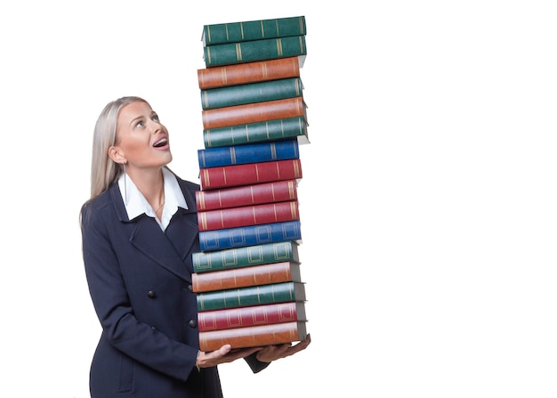 Donna di affari sorridente o avvocato che tiene molti libri isolati su priorità bassa bianca