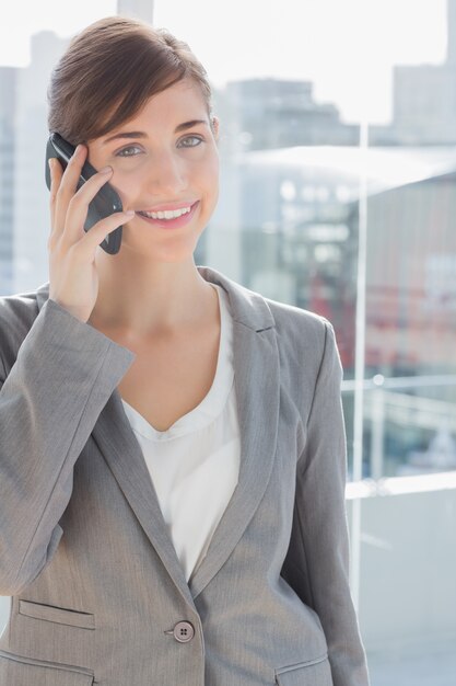 Donna di affari sorridente sul telefono