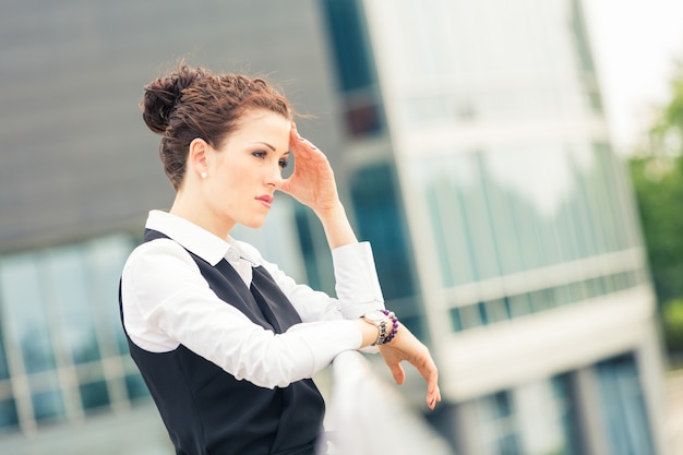 Donna di affari stanca o depressa fuori