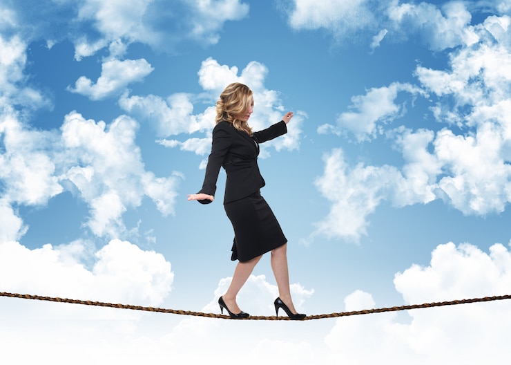 Donna di affari sul fondo del cielo della corda