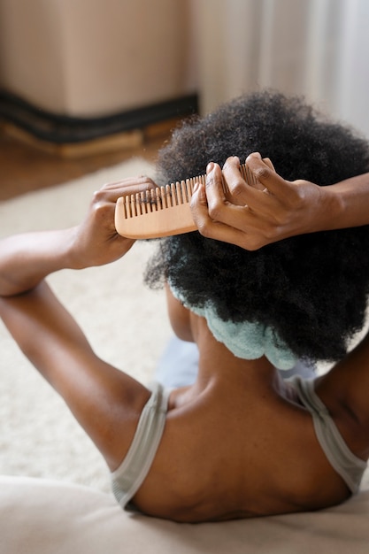 Donna di alto angolo che disegna i capelli afro