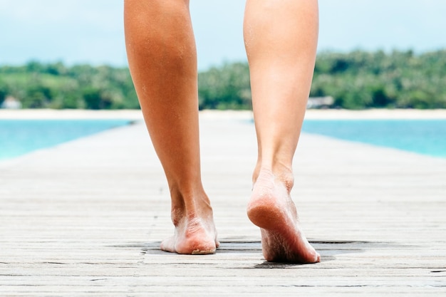 Donna di angolo basso che cammina a piedi nudi