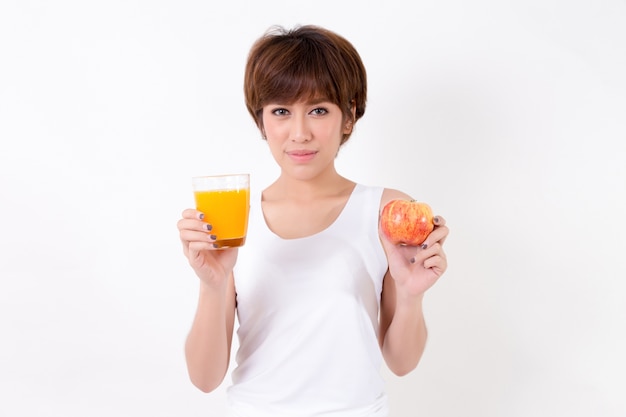Donna di Beautifulyoung Asia con cibo sano. Isolato su sfondo bianco Illuminazione da studio. Concetto