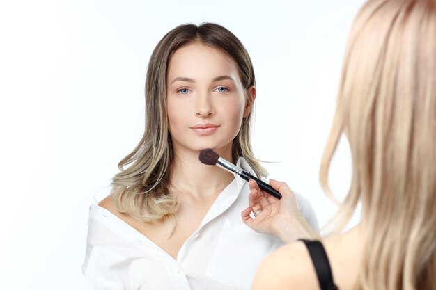 Donna di bellezza che applica trucco