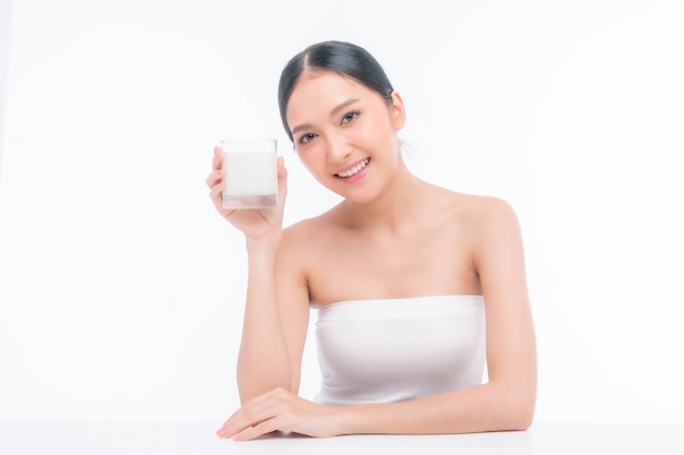 Donna di bellezza Ragazza asiatica carina sentirsi felice di bere latte per una buona salute al mattino su sfondo bianco - concetto di donna di bellezza di stile di vita