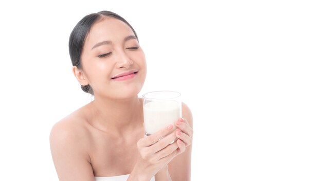 Donna di bellezza Ragazza asiatica carina si sente felice di bere latte per una buona salute al mattino su sfondo bianco - concetto di donna di bellezza di stile di vita