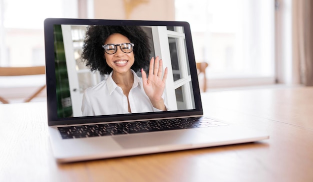 Donna di chat di videocomunicazione sullo schermo del laptop con gli occhiali online