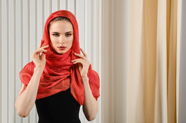 Donna di classe in foulard di seta rossa avvolto intorno alla testa