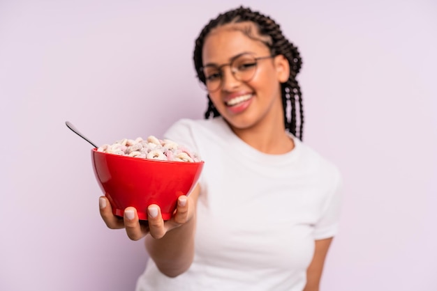Donna di colore afro con il concetto di colazione a trecce