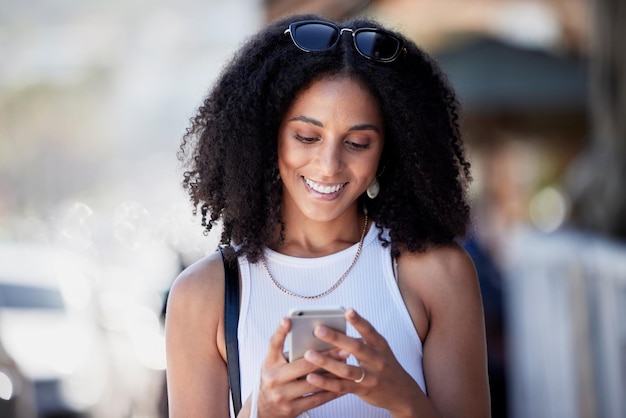 Donna di colore afro e telefono sulla promozione delle vendite sui social media della città o offerte di sconti sui vestiti sul sito Web Internet Sorridi felice e rilassa la moda urbana sull'app per clienti al dettaglio o consumatori di tecnologia mobile