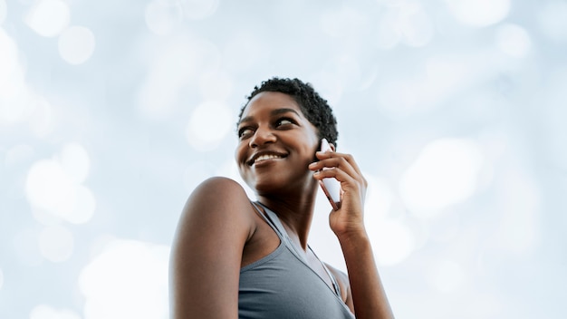 Donna di colore che parla al telefono