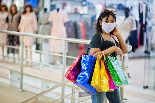 Donna di colore con lo shopping maschera