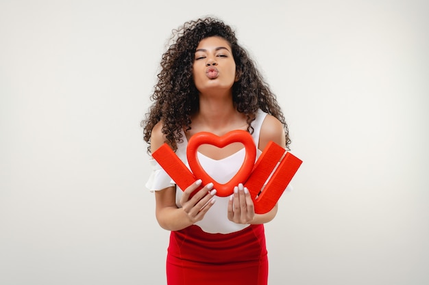 Donna di colore con rosso ti amo lettere e sorridere del cuore isolato