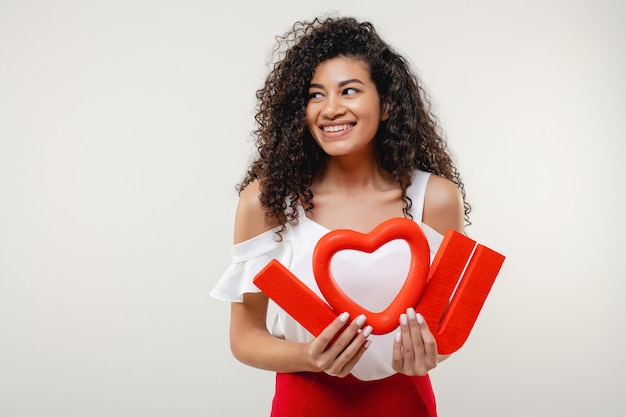 Donna di colore con rosso ti amo lettere e sorridere del cuore isolato