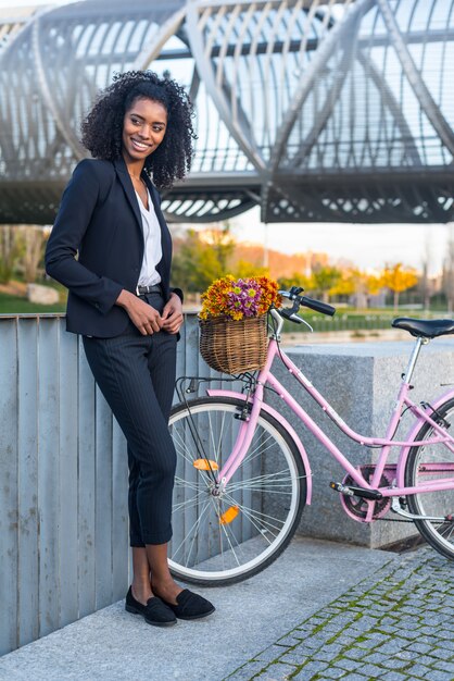 Donna di colore di affari con la bicicletta d'annata