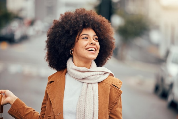 Donna di colore felice visione e moda in città all'aperto per la salute mentale relax e bellezza stile di vita Giovane ragazza afroamericana sorriso successo motivazione e pensiero in strada cittadina urbana all'aperto