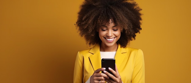 Donna di colore sorridente utilizzando il telefono con sfondo giallo