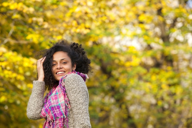 Donna di colore spensierata che sorride all&#39;aperto